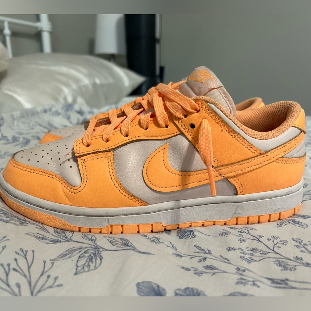 Women’s size 8.5 orange creamsicle dunk lows!!